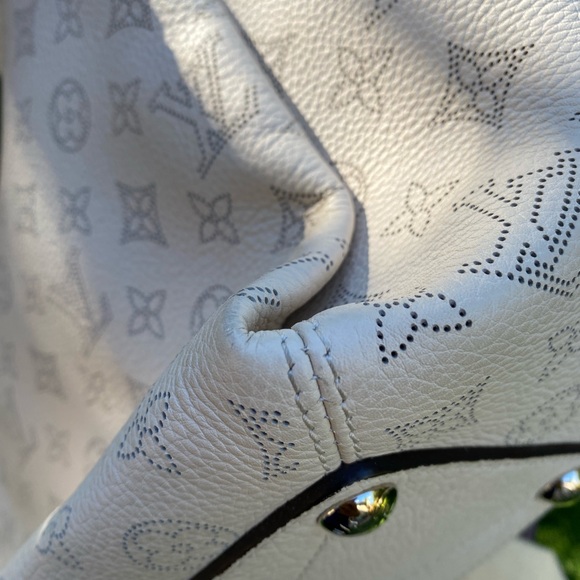 LV Ivoire Monogram Mahina Leather Babylone GM - Picture 6 of 13